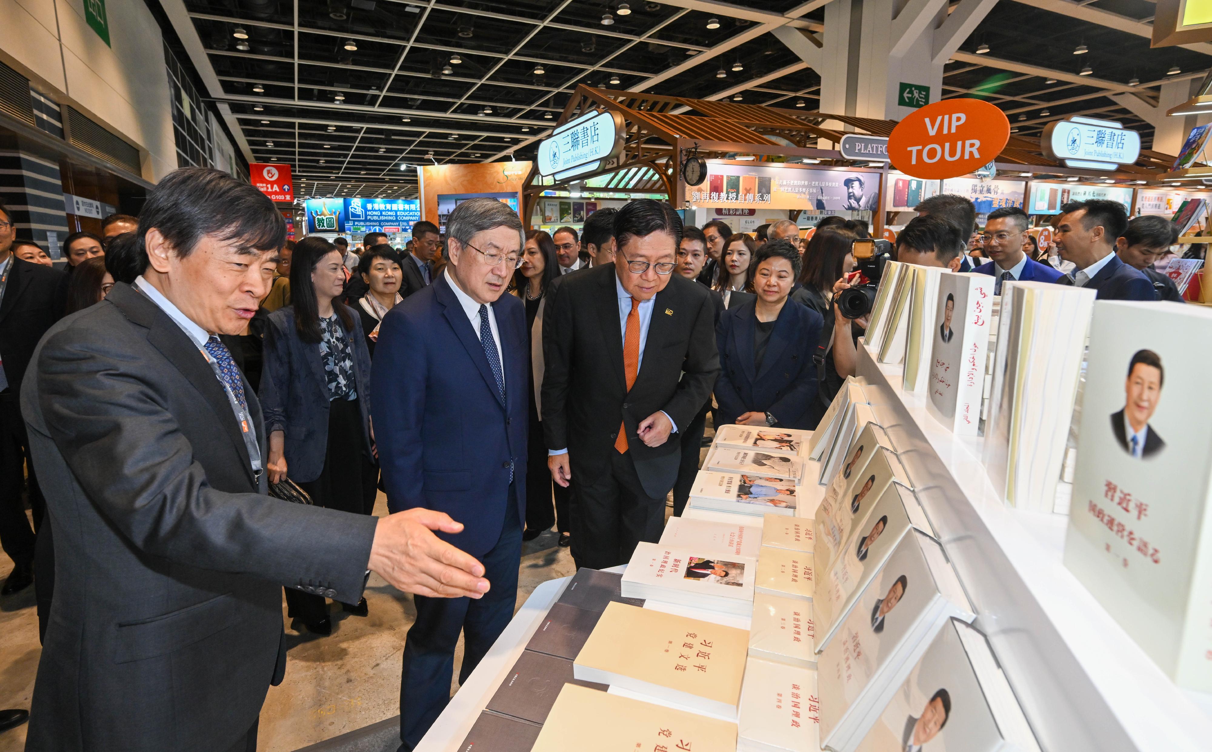 署理政務司司長卓永興今日(七月十五日)出席第36屆香港書展開幕典禮。圖示卓永興(左二)參觀中國內地館。旁為香港貿易發展局主席馬時亨教授(左三)。
