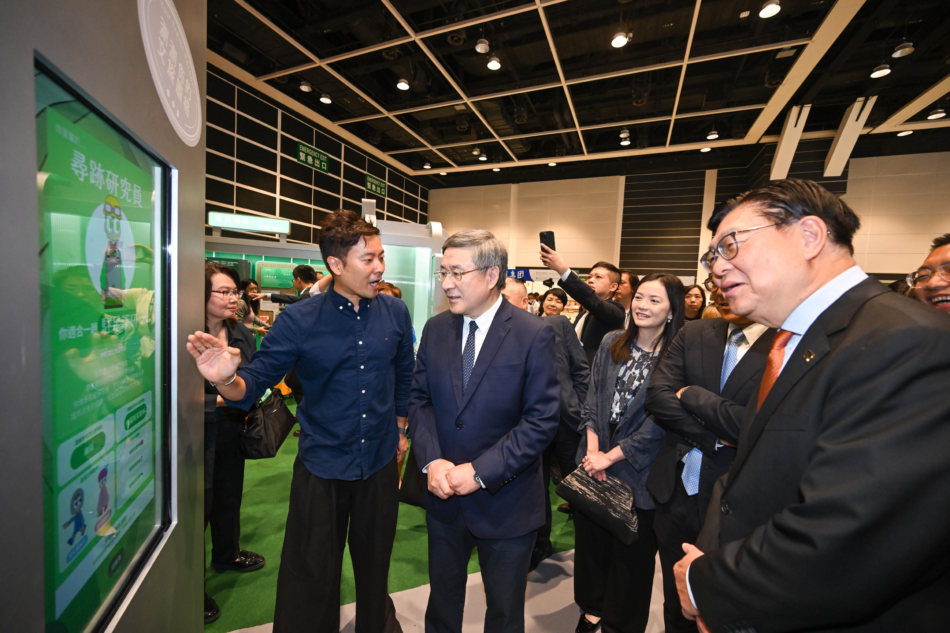 署理政務司司長卓永興今日(七月十五日)出席第36屆香港書展開幕典禮。圖示卓永興(左二)由香港貿易發展局主席馬時亨教授(右)陪同,參觀世界文藝廊展區。