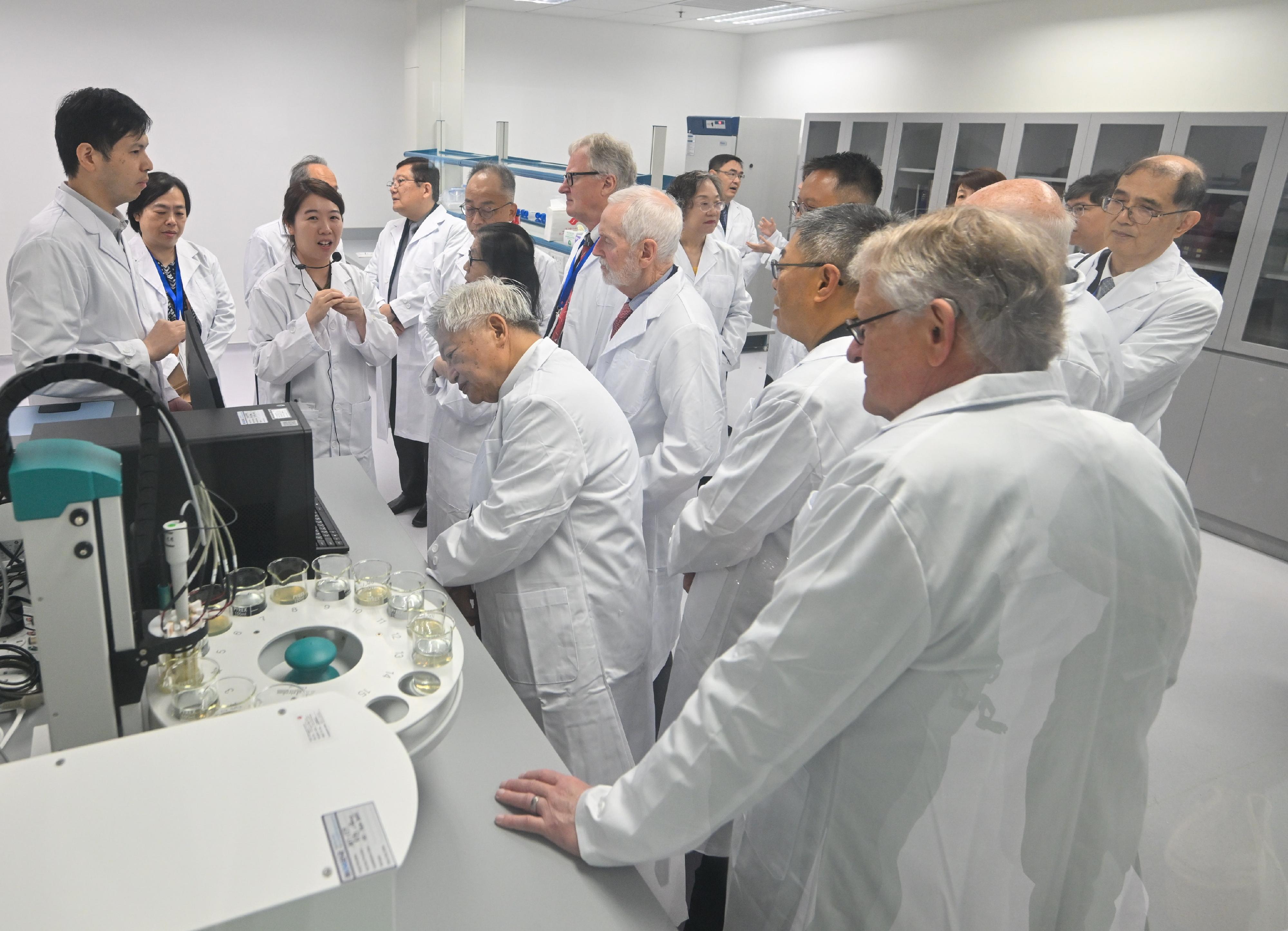 Members of the International Advisory Board (IAB) on Hong Kong Chinese Materia Medica Standards today (July 15) visited the permanent premises of the Government Chinese Medicines Testing Institute (GCMTI) of the Department of Health, which opened late last year, to learn more about the GCMTI's work in establishing quality standards, researching and developing innovative testing methods for Chinese medicines (CM), supporting the industry in CM identification, and promoting CM culture. Photo shows IAB members visiting the Advanced Pharmacognostic Laboratory of the GCMTI. The laboratory features an electronic nose analysis room, an electronic tongue analysis room, a colour and shade analysis room, and a computer-aided identification room, supporting sophisticated analysis of CM.