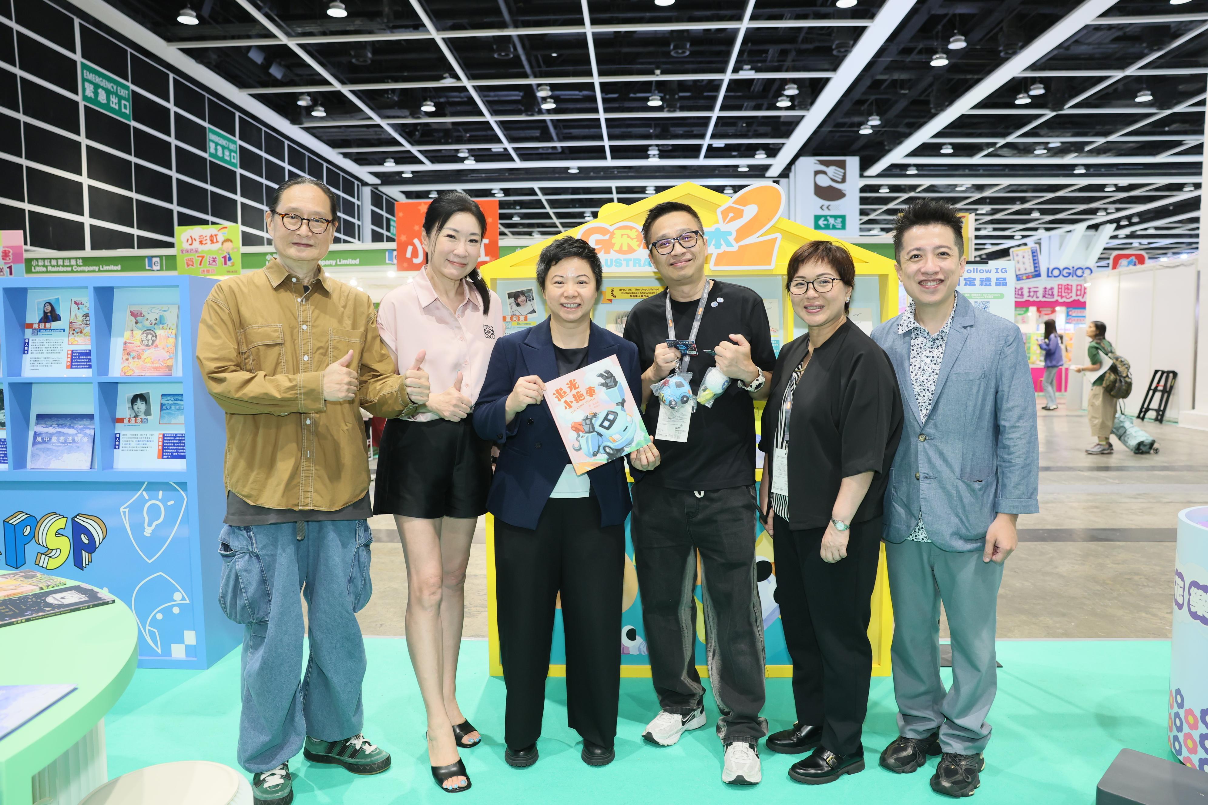 The 36th Hong Kong Book Fair is being held from today (July 15) till July 21 at the Hong Kong Convention and Exhibition Centre, the Cultural and Creative Industries Development Agency under the Culture, Sports and Tourism Bureau sponsored the trade to organise an array of events at the Fair. Photo shows the Commissioner for Cultural and Creative Industries, Miss Drew Lai (third left), and the Assistant Commissioner for Cultural and Creative Industries, Miss Yvonne Ip (second right), visiting the booth of the 3rd Go! Illustrators &ndash; Hong Kong Picture Book Illustrators at International Book Fairs Promotion Scheme.