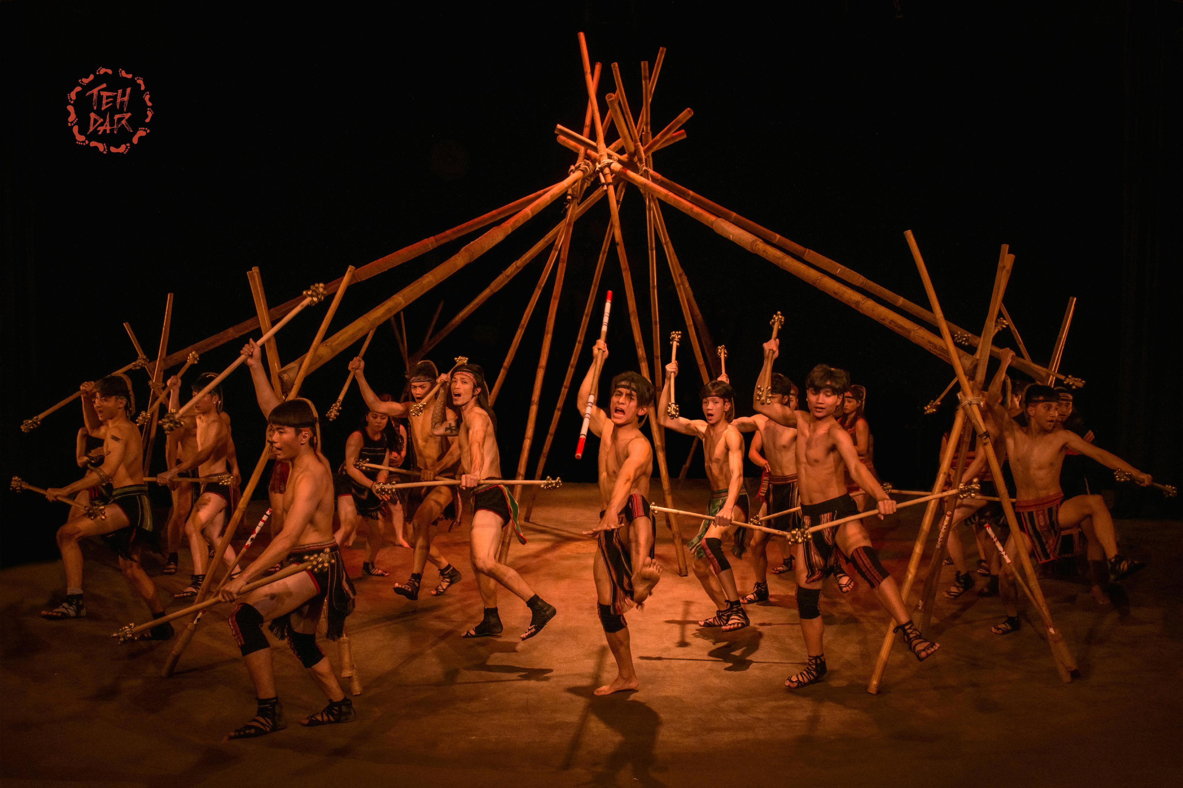The fourth Asia+ Festival will be held from September to November. Lune Production, widely hailed as the Vietnamese Cirque du Soleil, will perform its contemporary acrobatic theatre work "Teh Dar". (Source of photo: Lune Production)