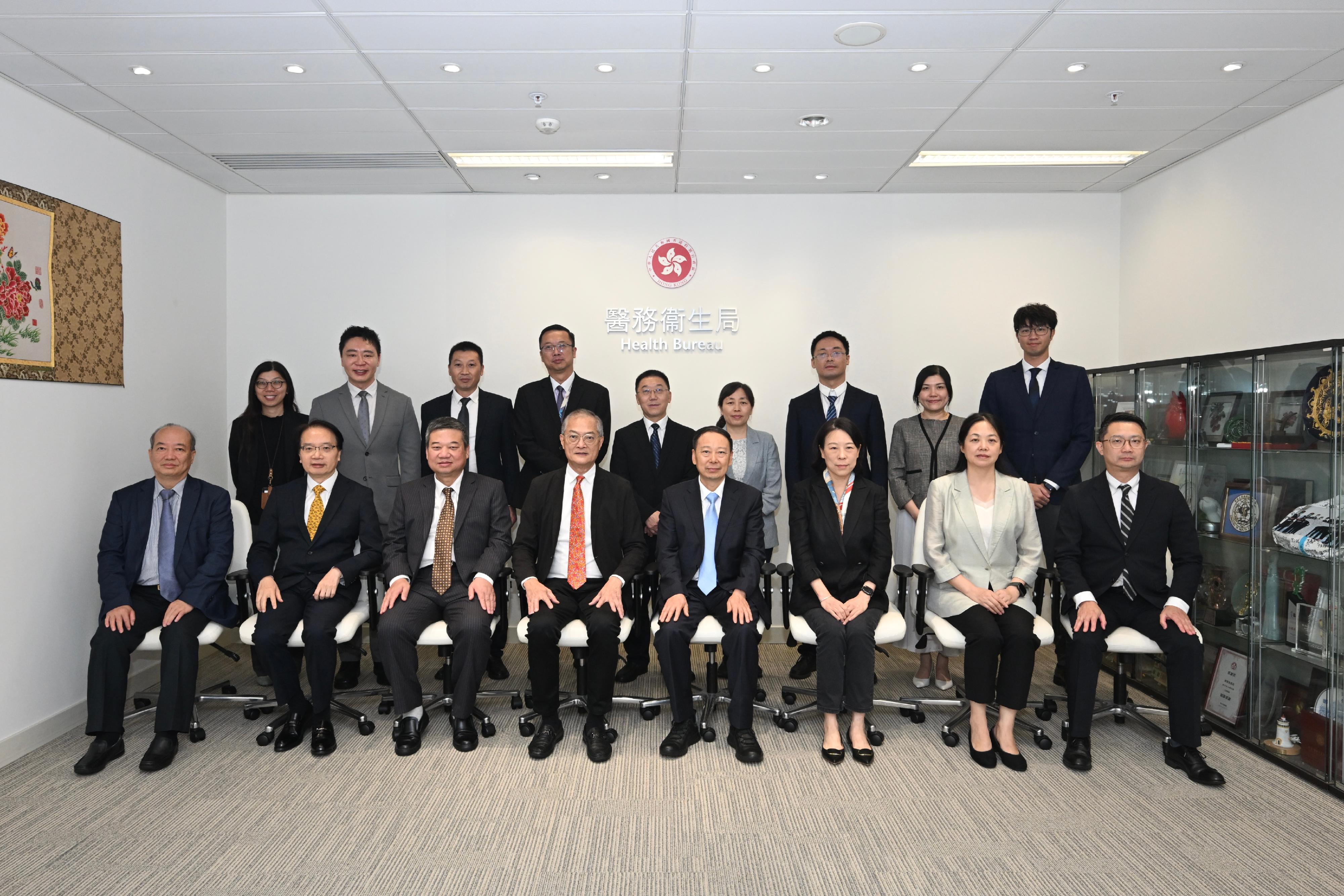 The Secretary for Health, Professor Lo Chung-mau, met with a delegation led by the Director-General of the Health Commission of Sichuan Province, Mr Deng Zhengquan, today (July 16). Photo shows Professor Lo (front row, fourth left), Mr Deng (front row, fourth right), and other attendees of the meeting.