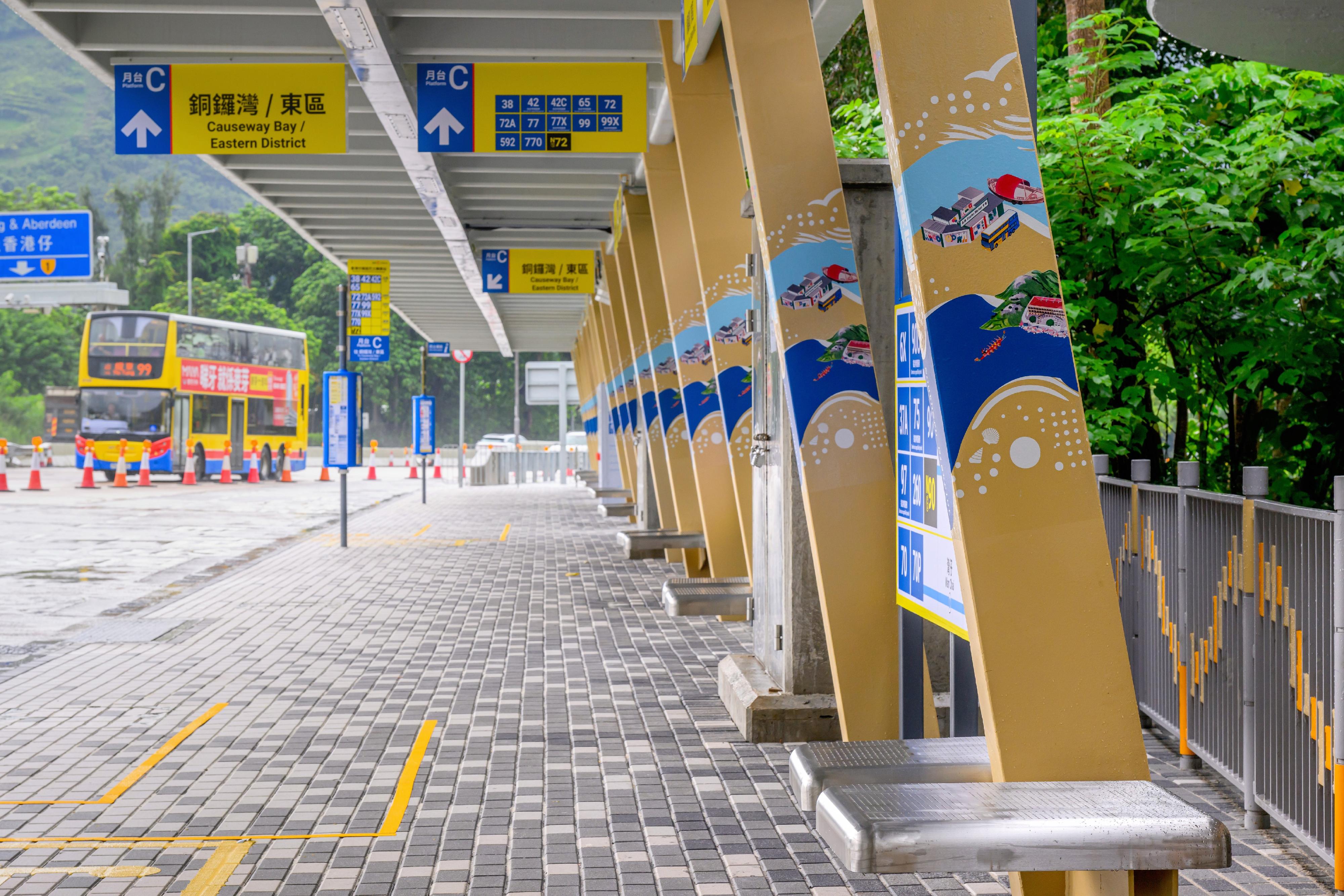 The Transport Department (TD) announced today (July 17) that the new Bus-Bus Interchange (BBI) located at the Wong Chuk Hang portal of the Aberdeen Tunnel will be commissioned on July 26 (Sunday). The bus stop will be named Aberdeen Tunnel Bus-Bus Interchange. The new BBI will provide passengers with a wider selection of interchange routes travelling to and from Southern District. It will also enhance the passenger waiting environment and improve bus service efficiency. The new BBI is equipped with seats for passenger convenience.