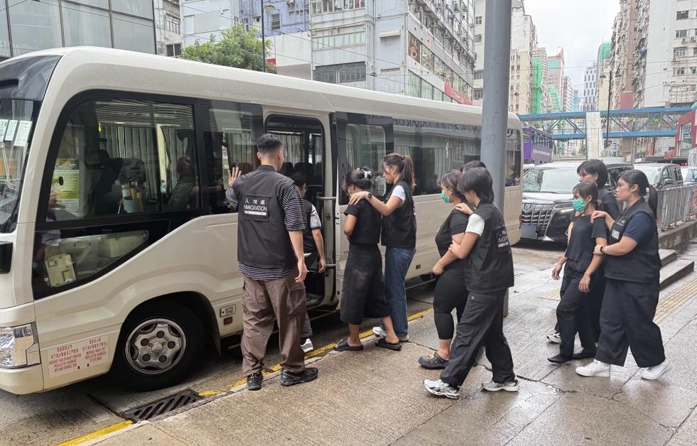 入境事務處於七月十日至昨日(七月十六日)在全港多區展開反非法勞工行動。圖示懷疑非法勞工在行動中被捕。