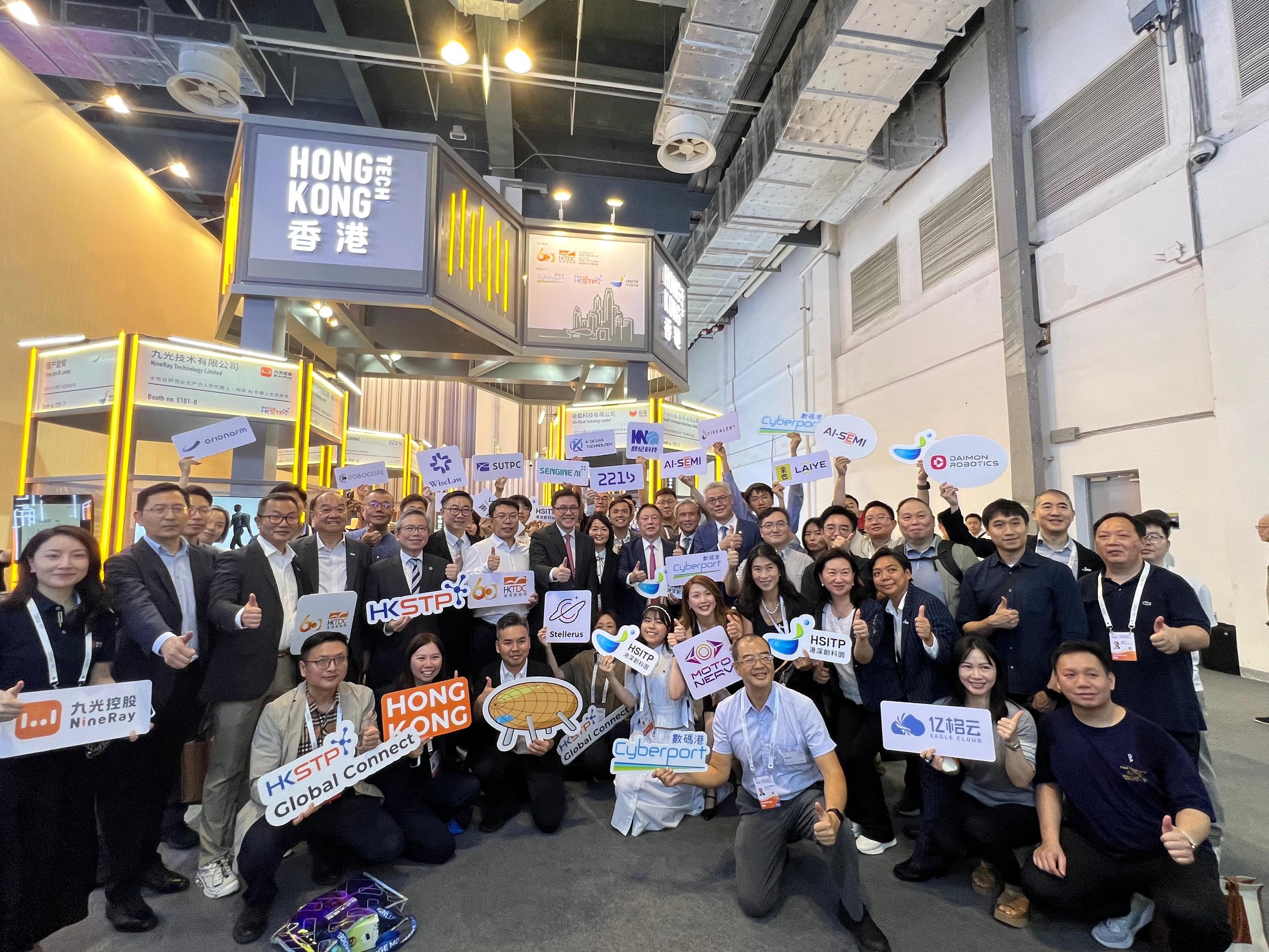The Secretary for Innovation, Technology and Industry, Professor Sun Dong, attended the 2026 World AI Conference and High-Level Meeting on Global AI Governance in Shanghai today (July 17), and visited the Hong Kong Pavilion. Photo shows Professor Sun (second row, eighth left) with representatives of participating enterprises.
