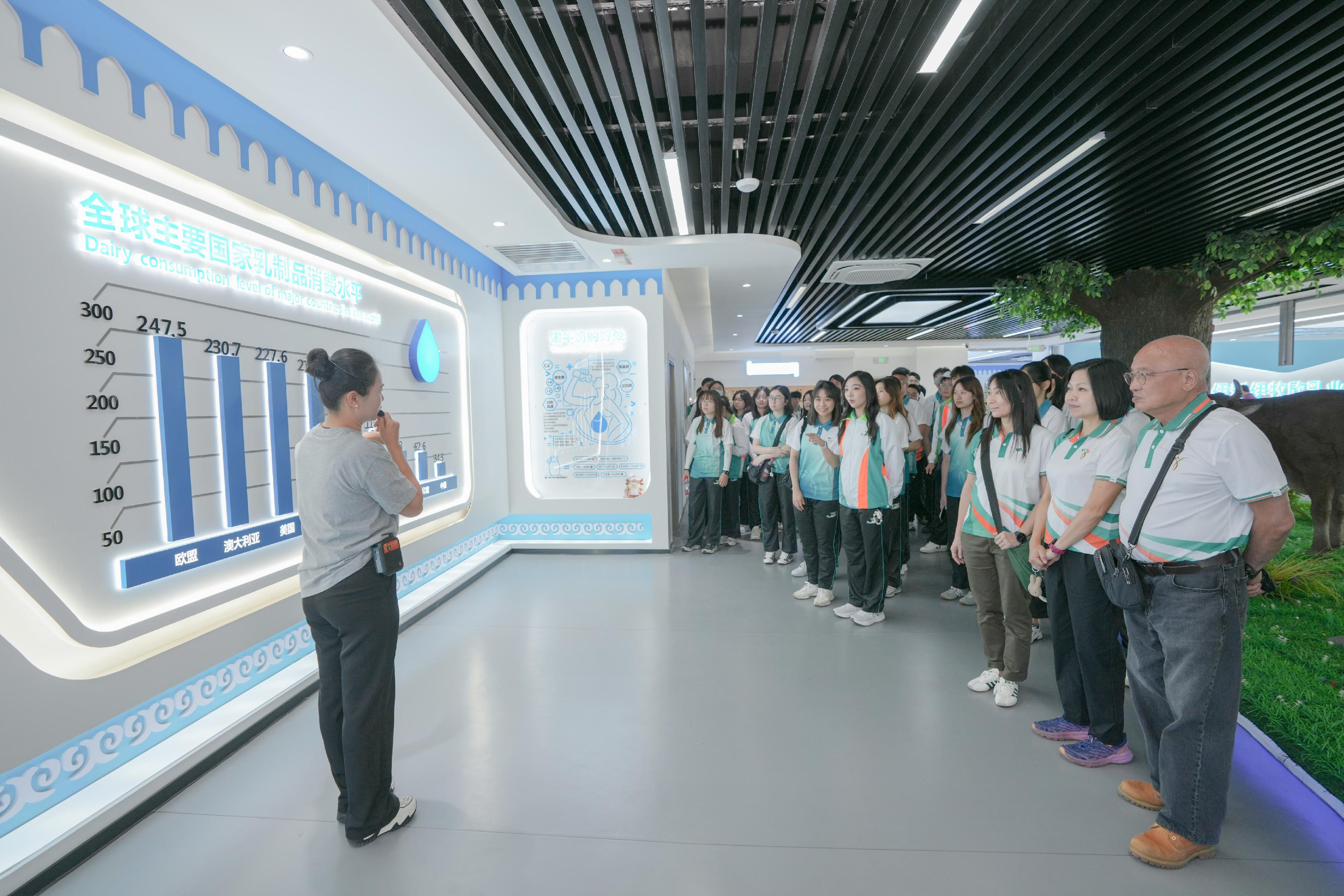 Customs YES 管理委員會榮譽創會理事長關治平(右一)及理事李曉華(右三) 帶領Customs YES團員於七月十五日參觀伊牧欣乳業公司,了解乳製品製造過程。