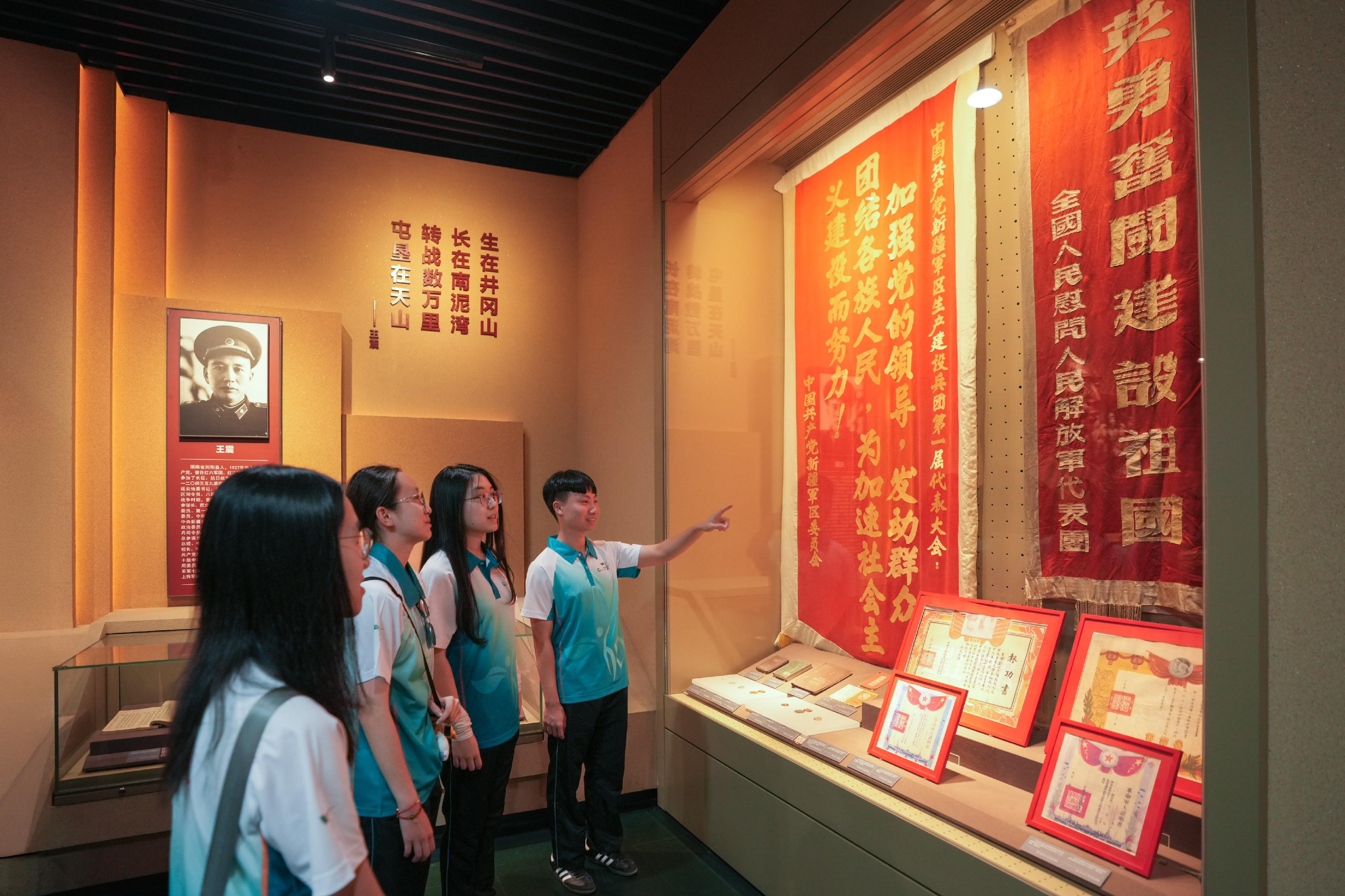 Customs YES團員於七月十七日參觀新疆生産建設兵團軍墾博物館,了解新疆兵團的歷史及貢獻。