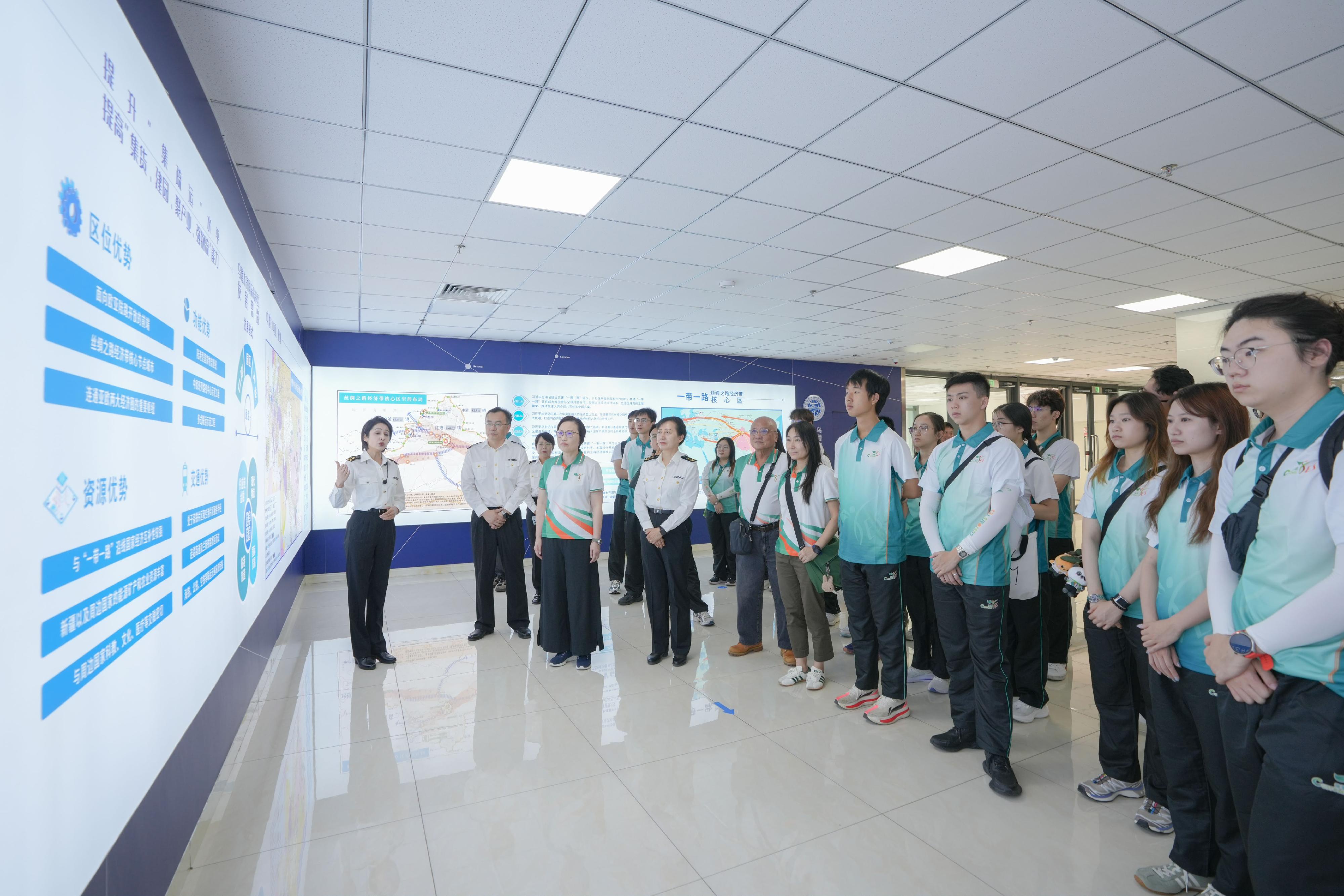 海關副關長(管理及策略發展)黃蕙荃(左三)、Customs YES 管理委員會榮譽創會理事長關治平(左五)及理事李曉華(左六)於七月十三日在烏魯木齊海關副關長李清華(左四)陪同下,帶領Customs YES團員到訪烏魯木齊國際陸港區,了解國際港區的發展及日常運作。
