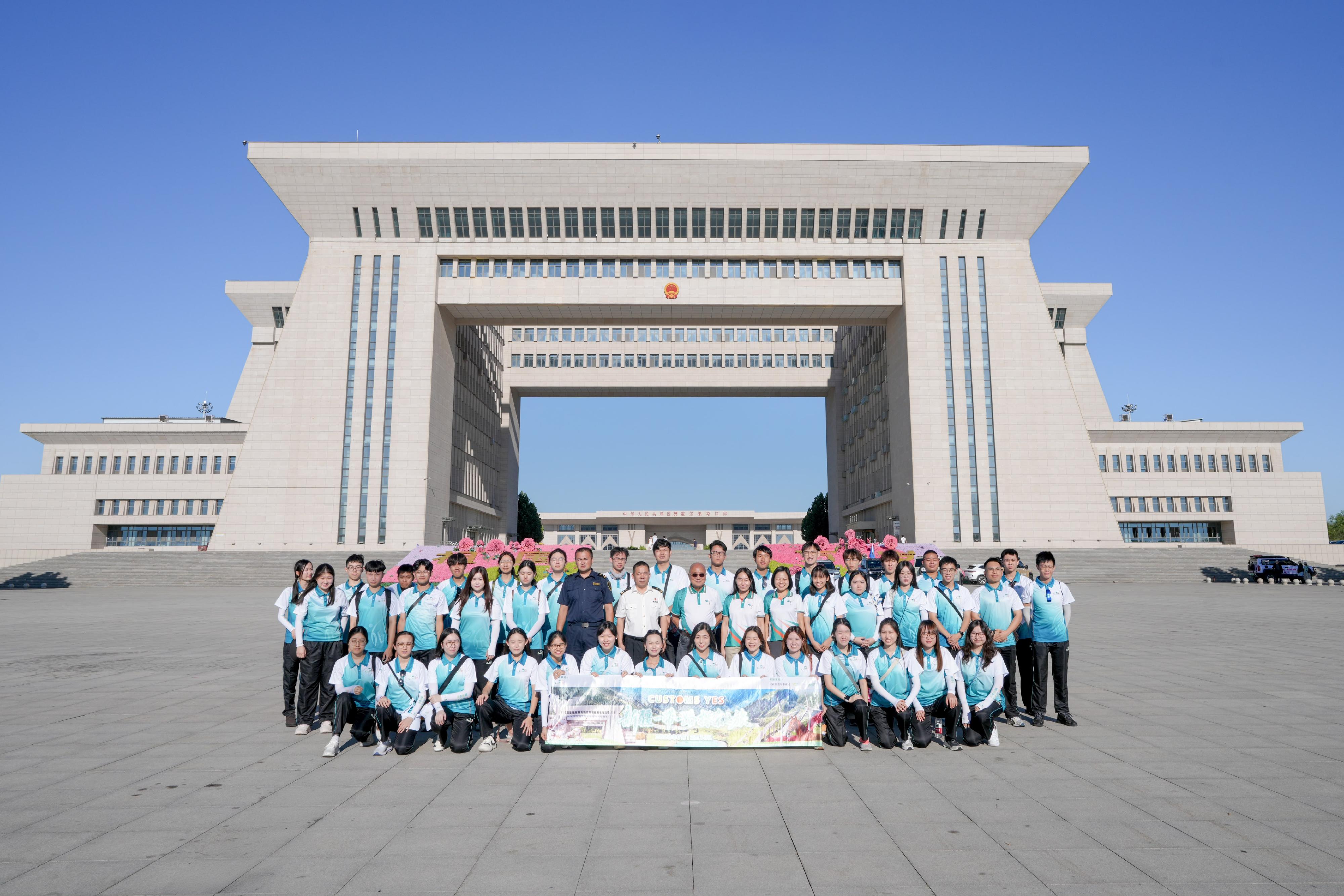 The Honorary Founding Executive Director of the Executive Committee of Customs YES, Mr Edgar Kwan (second row, eighth left) and Director, Ms Sylvia Lee (second row, eighth right), led Customs YES members to visit the Khorgos Sixth-Generation National Gate to gain insights into its modern and multi-functional operations on July 16.