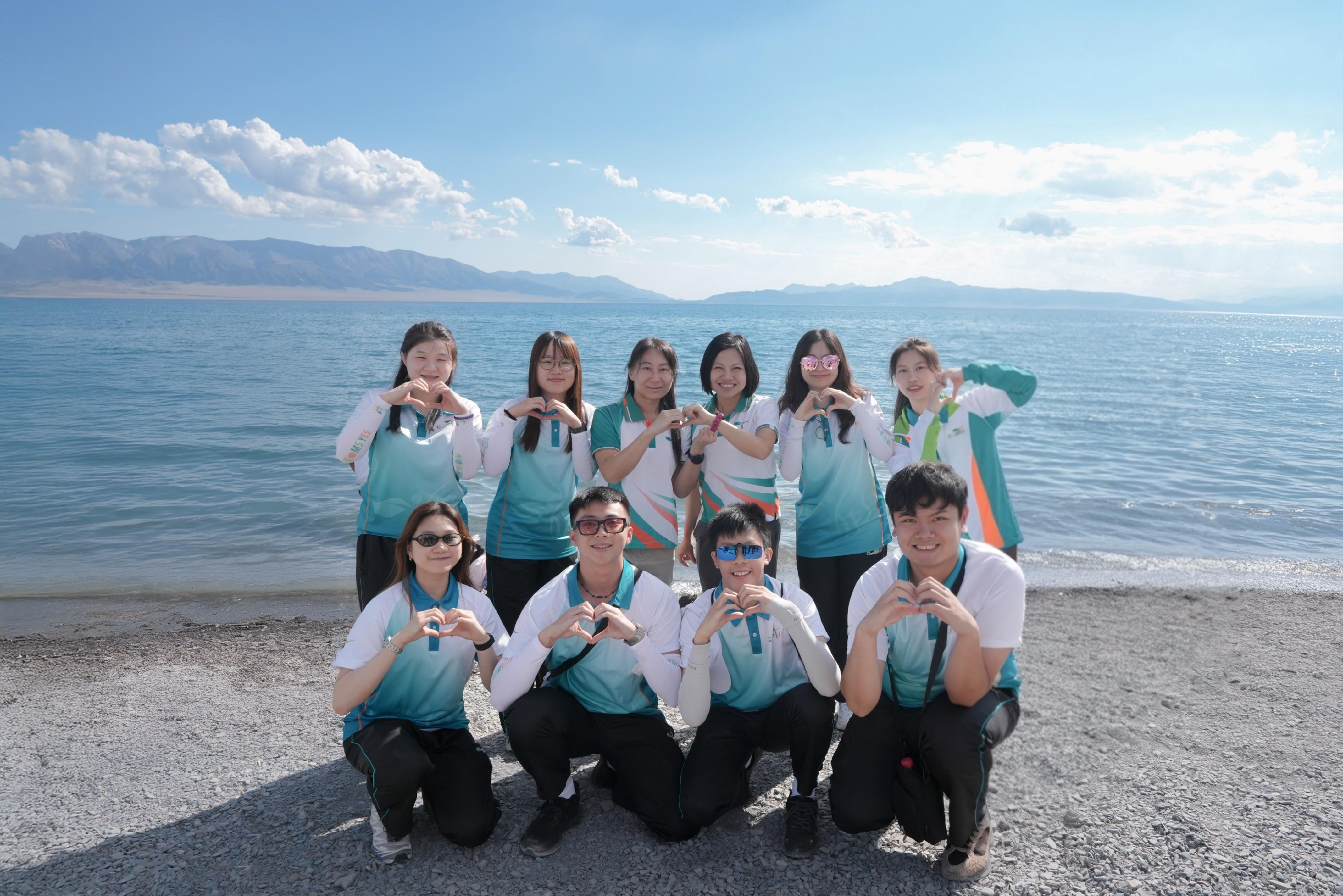 The Director of the Executive Committee of Customs YES, Ms Sylvia Lee (second row, third left) led Customs YES members to the Sayram Lake to explore the lake's ecosystem and conservation efforts on July 16.