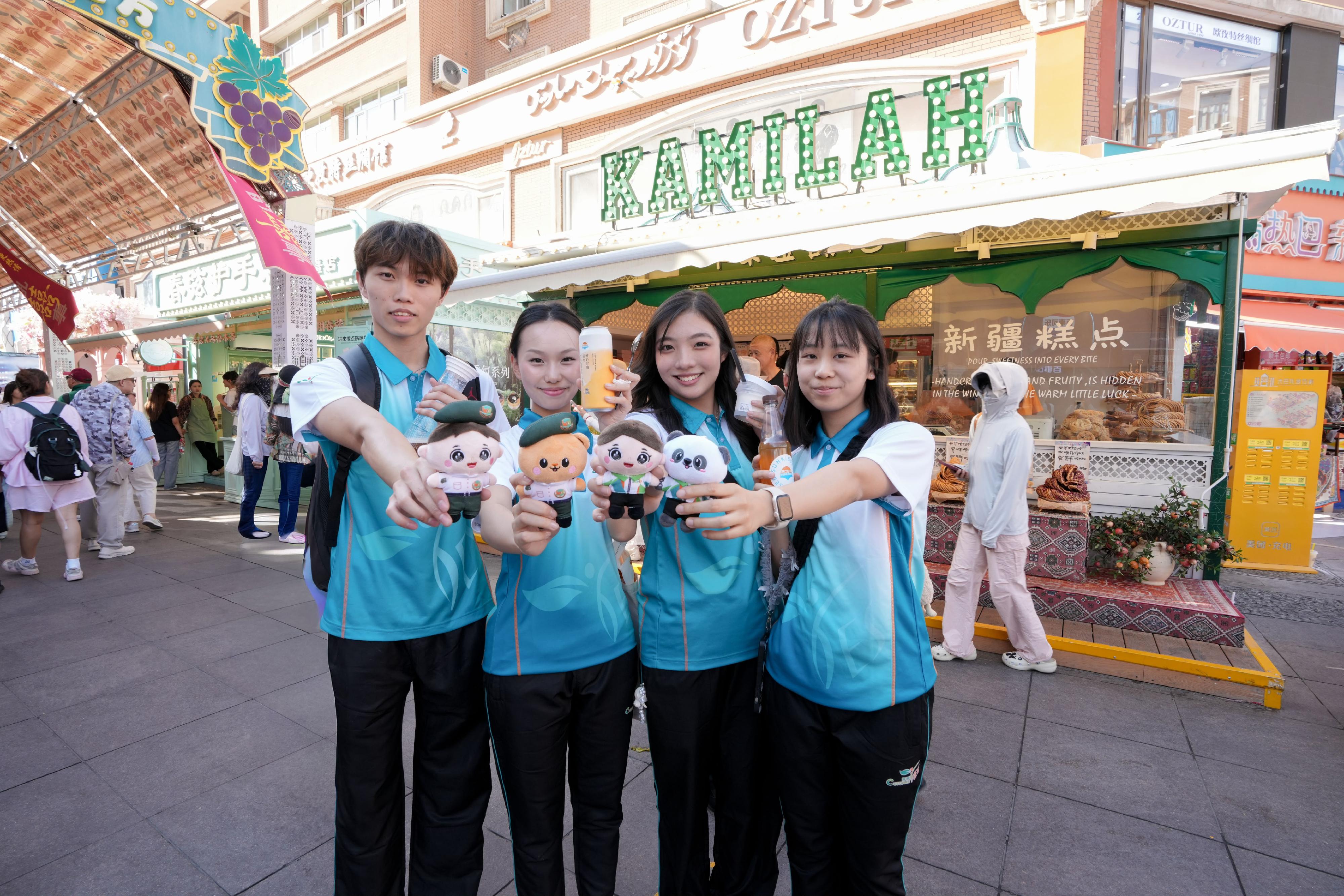 Members of Customs YES visited the Xinjiang International Grand Bazaar to learn about Xinjiang's diverse ethnic cultures on July 13.