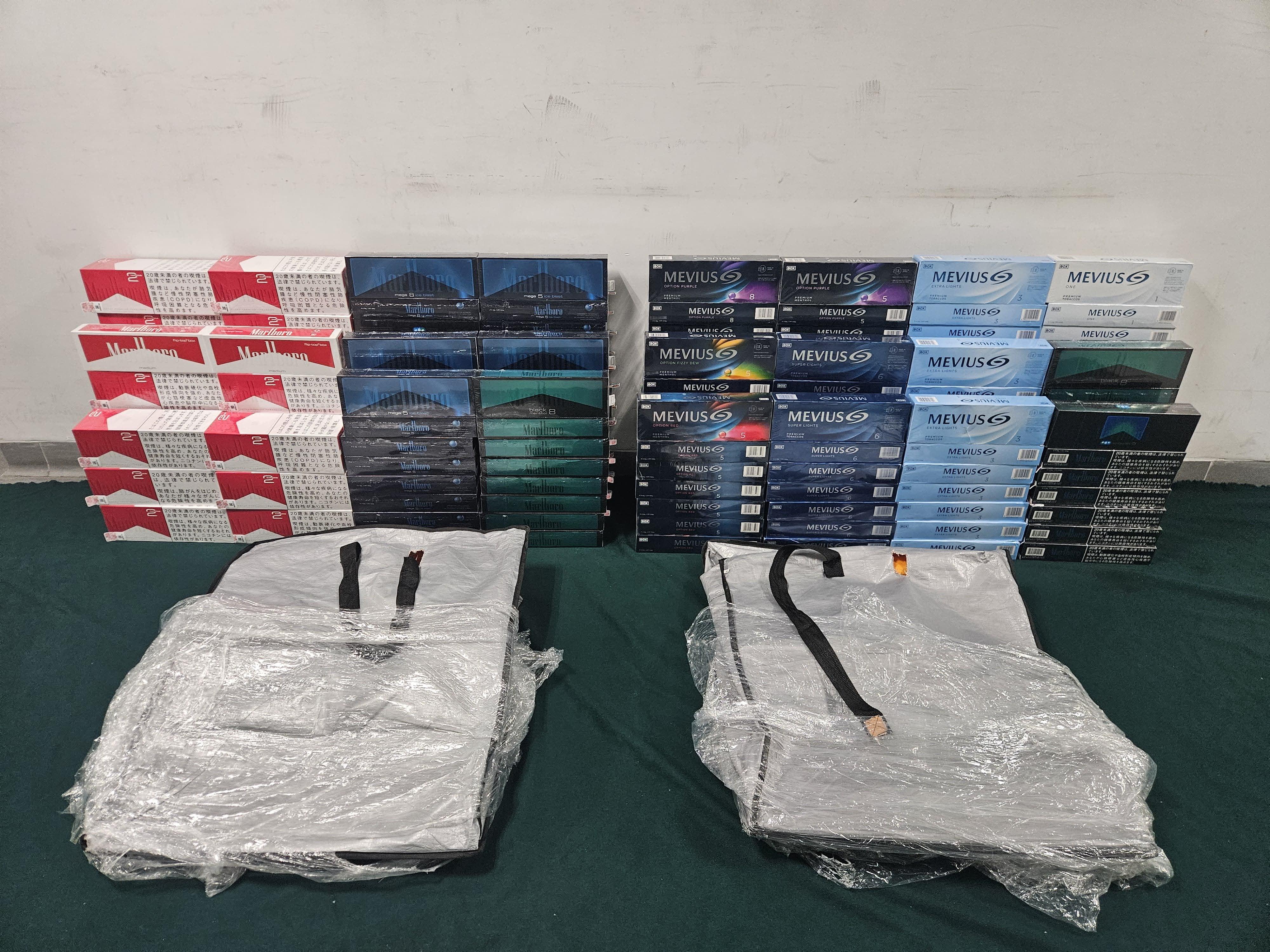 兩名入境旅客因進口未完稅香煙,違反《應課稅品條例》(第109章),於七月十八日在九龍城裁判法院同被判處監禁七個月及罰款一千元。圖示在該名三十八歲內地女旅客的個人行李內檢獲的未完稅香煙。