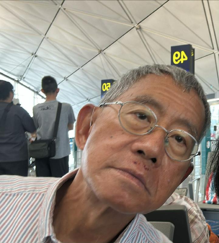 Chung Wing-kai, aged 77, is about 1.7 metres tall, 55 kilograms in weight and of thin build. He has a square face with yellow complexion and short grey hair. He was last seen wearing a light-coloured short-sleeved shirt, grey trousers, dark sneakers, a beige cap, a white mask, carrying two hiking poles and a black backpack.