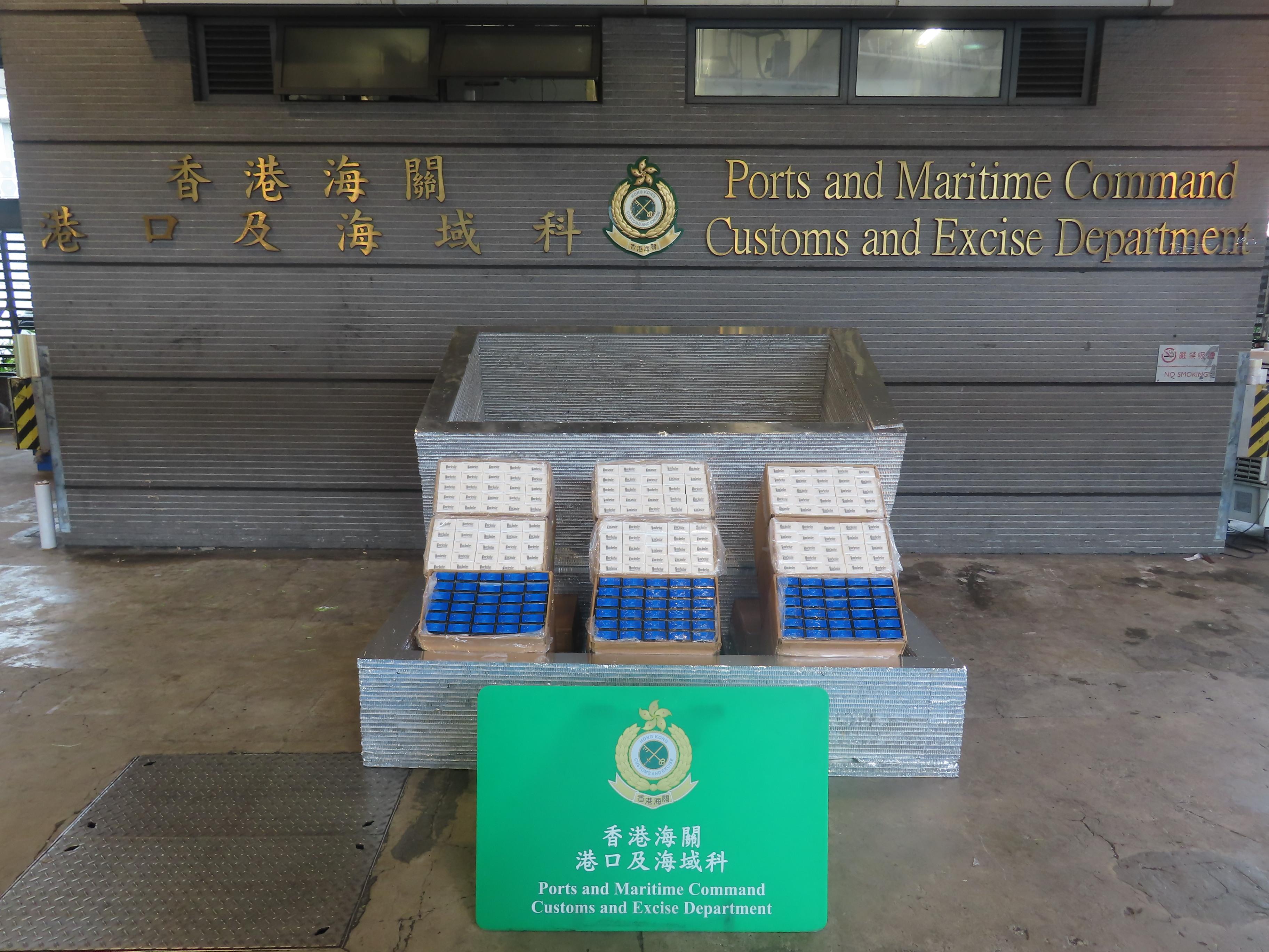 香港海關昨日(七月十七日)在青衣海關驗貨場檢獲約四十萬支懷疑私煙,市值約一百八十萬元,應課稅值約一百三十萬元。圖示部分被檢獲的懷疑私煙。